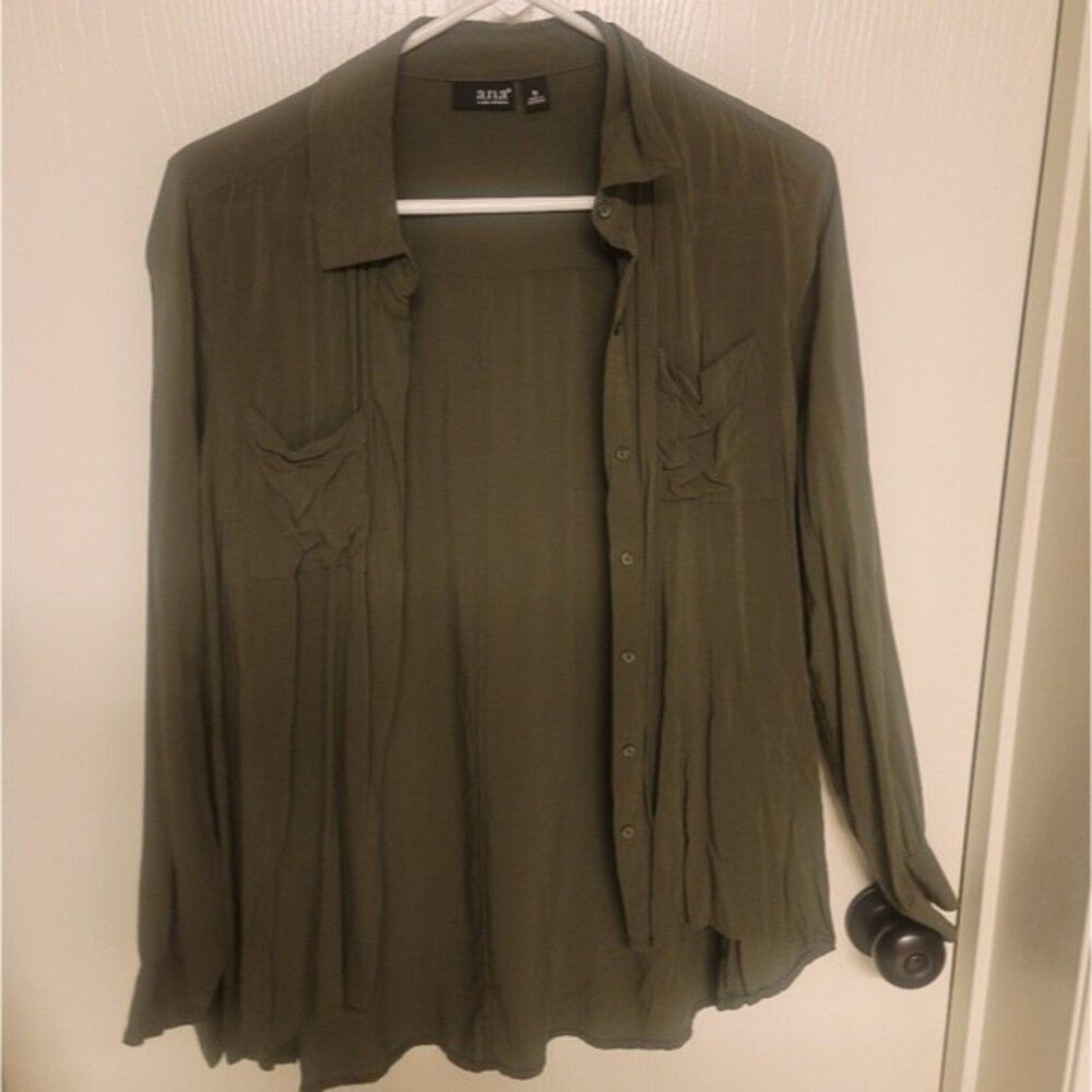 ⭐️ Womens olive green long sleeve button up shirt